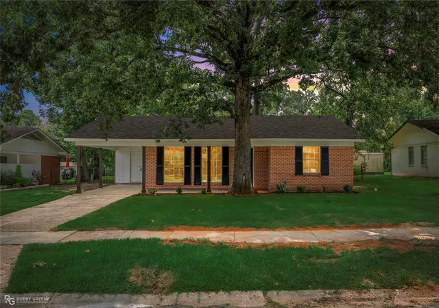 Single family home for sale at 602 Pickwick Pl, Shreveport, LA 71108 | MLS# 21337873