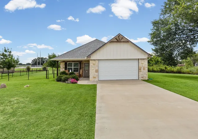Photo 3 of Single family home for sale at 228 Mill St, Emory, TX 75440 | MLS# 21344500 | Listing updated on 2026-07-30