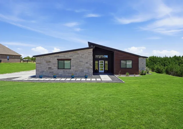 Photo 2 of Sale Pending at 238 Martin Dr, Granbury, TX 76049 | MLS# 21344647 | Listing updated on 2026-09-14