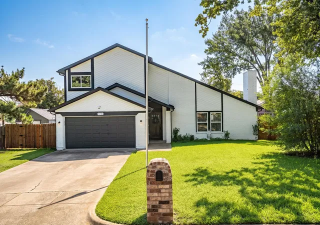 Photo 2 of Single family home for sale at 2316 Hummingbird Trl, Grapevine, TX 76051 | MLS# 21337692 | Listing updated on 2026-10-06