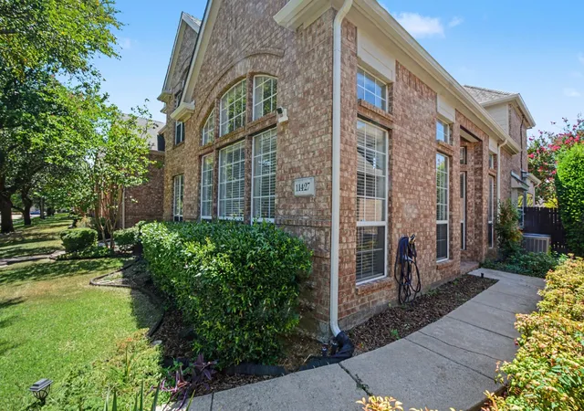 Photo 3 of Single family home for sale at 11427 Still Hollow Dr, Frisco, TX 75035 | MLS# 21344601 | Listing updated on 2026-10-01