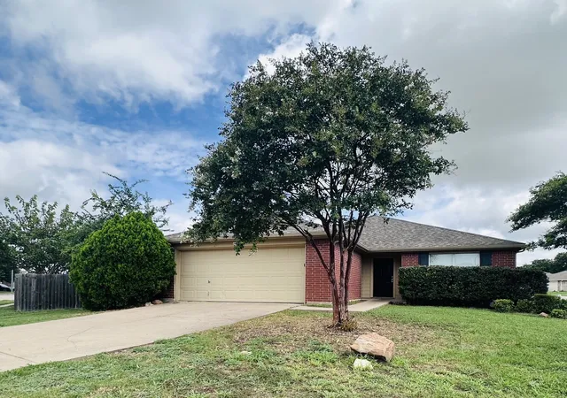 Photo 1 of Single family home for sale at 8600 Hawkview Dr, Fort Worth, TX 76179 | MLS# 21344563 | Listing updated on 2026-09-10