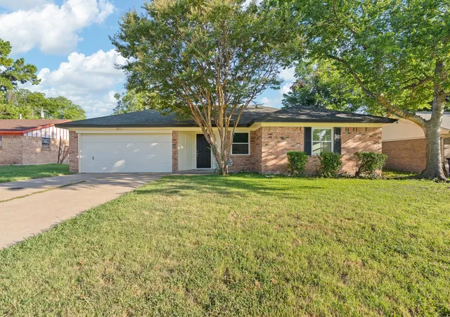 Photo 1 of Single family home for sale at 1206 Hemphill Dr, Cleburne, TX 76033 | MLS# 21342870 | Listing updated on 2026-07-30