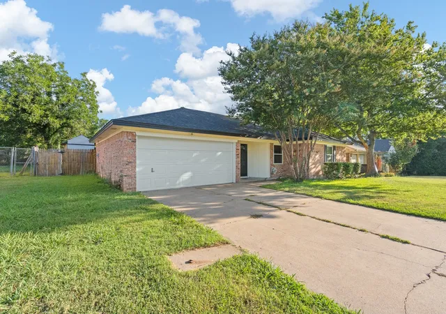 Photo 2 of Single family home for sale at 1206 Hemphill Dr, Cleburne, TX 76033 | MLS# 21342870 | Listing updated on 2026-07-30