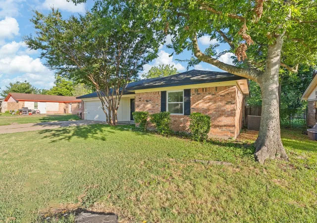 Photo 3 of Single family home for sale at 1206 Hemphill Dr, Cleburne, TX 76033 | MLS# 21342870 | Listing updated on 2026-07-30