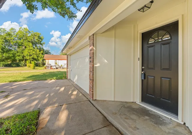 Photo 3 of Single family home for sale at 1206 Hemphill Dr, Cleburne, TX 76033 | MLS# 21342870 | Listing updated on 2026-07-30