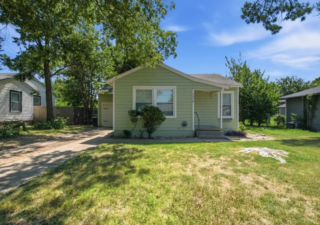 Photo 2 of Sale Pending at 1310 Oliver St, Weatherford, TX 76086 | MLS# 21344199 | Listing updated on 2026-09-10