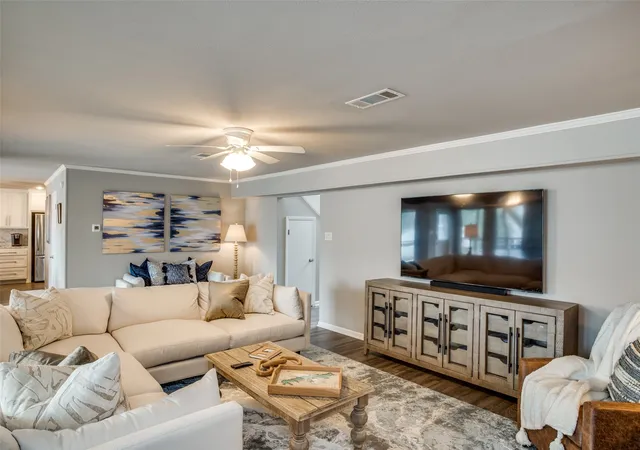 Photo 3 of Single family home for sale at 150 Bayside Cir, Malakoff, TX 75148 | MLS# 21342854 | Listing updated on 2026-07-30