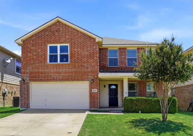Photo 2 of Sale Pending at 8644 Hawkview Dr, Fort Worth, TX 76179 | MLS# 21329008 | Listing updated on 2026-09-15
