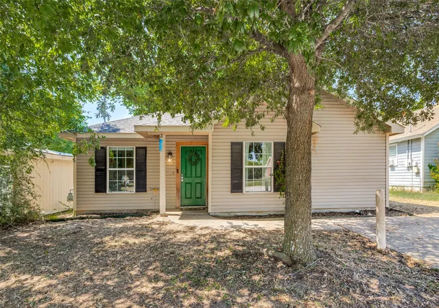 Photo 2 of Single family home for sale at 1008 E Prairie St, Denton, TX 76205 | MLS# 21334113 | Listing updated on 2026-09-09