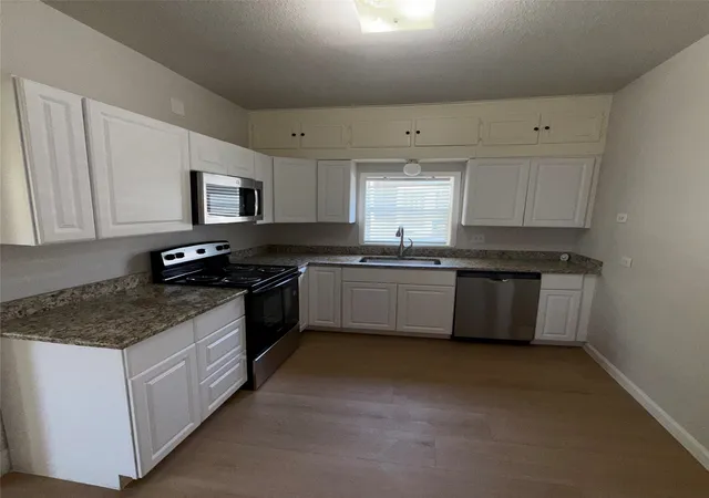 Photo 3 of Sale Pending at 1005 Dodson St, Gainesville, TX 76240 | MLS# 21342783 | Listing updated on 2026-09-28