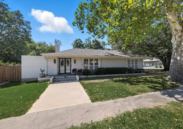 Photo 1 of Single family home for sale at 300 E Main St, Whitesboro, TX 76273 | MLS# 21345088 | Listing updated on 2026-07-30