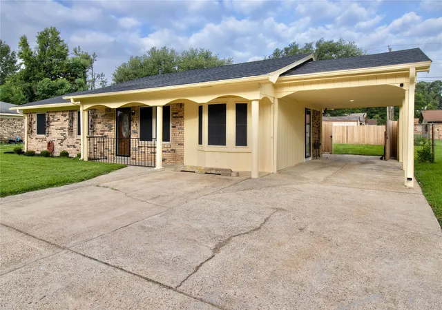Photo 3 of Single family home for sale at 2114 Handley St, Texarkana, TX 75501 | MLS# 21336587 | Listing updated on 2026-09-15
