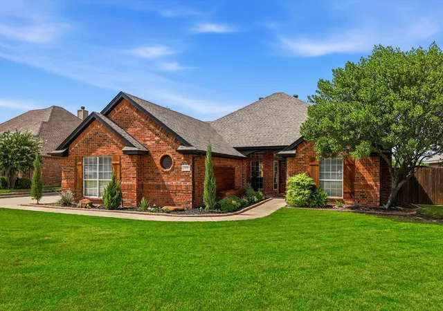 Photo 3 of Single family home for sale at 115 Honeysuckle Dr, Justin, TX 76247 | MLS# 21345102 | Listing updated on 2026-09-20