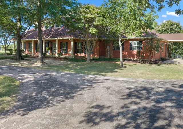 Photo 4 of Single family home for sale at 200 Cr 2130, Gainesville, TX 76240 | MLS# 21333097 | Listing updated on 2026-07-30