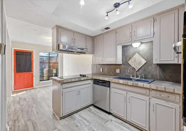 Photo 3 of Townhouse for sale at 981 Chateau Valee Cir, Bedford, TX 76022 | MLS# 21334457 | Listing updated on 2026-09-26