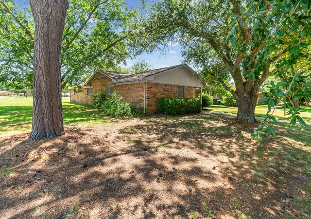 Photo 3 of Single family home for sale at 2903 Melmar Park St, Commerce, TX 75428 | MLS# 21344895 | Listing updated on 2026-09-10