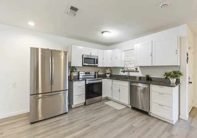 Photo 3 of Single family home for sale at 6110 Ivy Hill Rd, Fort Worth, TX 76135 | MLS# 21345278 | Listing updated on 2026-09-28