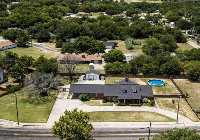Photo 3 of Single family home for sale at 405 N Wickham St, Alvord, TX 76225 | MLS# 21340703 | Listing updated on 2026-07-30
