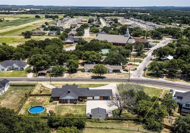 Photo 3 of Single family home for sale at 405 N Wickham St, Alvord, TX 76225 | MLS# 21340703 | Listing updated on 2026-10-01