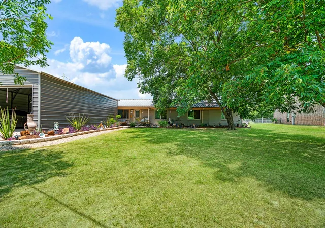Photo 2 of Single family home for sale at 1723 Farm Road 2121, Paris, TX 75462 | MLS# 21345283 | Listing updated on 2026-08-31