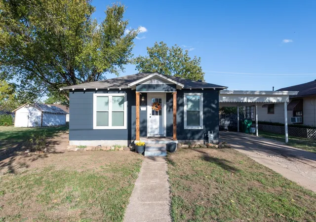 Photo 1 of Single family home for sale at 414 S Main St, Henrietta, TX 76365 | MLS# 21345349 | Listing updated on 2026-07-30