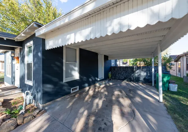 Photo 3 of Single family home for sale at 414 S Main St, Henrietta, TX 76365 | MLS# 21345349 | Listing updated on 2026-07-30
