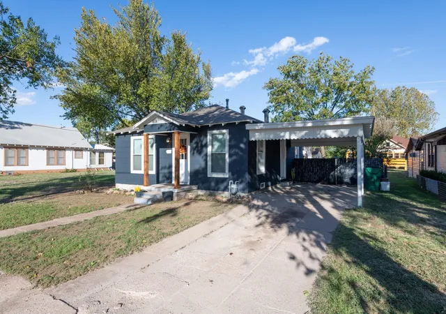 Photo 3 of Single family home for sale at 414 S Main St, Henrietta, TX 76365 | MLS# 21345349 | Listing updated on 2026-07-30