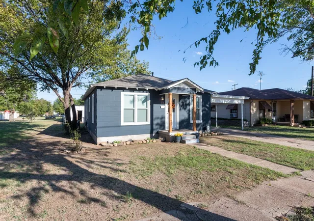Photo 4 of Single family home for sale at 414 S Main St, Henrietta, TX 76365 | MLS# 21345349 | Listing updated on 2026-07-30