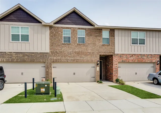 Townhouse for sale at 425 Mb'S Wy, Pilot Point, TX 76258 | MLS# 21345372
