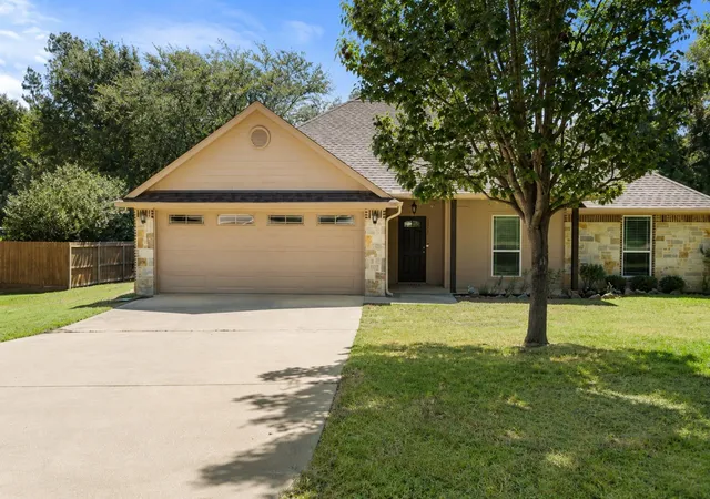 Photo 1 of Single family home for sale at 2312 Pittman Ln, Lindale, TX 75771 | MLS# 21344766 | Listing updated on 2026-10-06