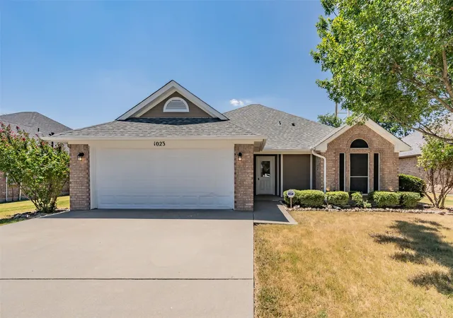 Photo 1 of Single family home for sale at 1023 Porter Pl, Sanger, TX 76266 | MLS# 21345407 | Listing updated on 2026-09-10