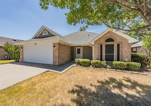 Photo 2 of Single family home for sale at 1023 Porter Pl, Sanger, TX 76266 | MLS# 21345407 | Listing updated on 2026-09-10