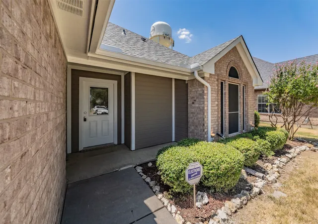 Photo 3 of Single family home for sale at 1023 Porter Pl, Sanger, TX 76266 | MLS# 21345407 | Listing updated on 2026-09-10