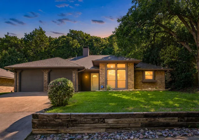 Photo 1 of Single family home for sale at 824 Cherlynne Dr, Cedar Hill, TX 75104 | MLS# 21344086 | Listing updated on 2026-08-01