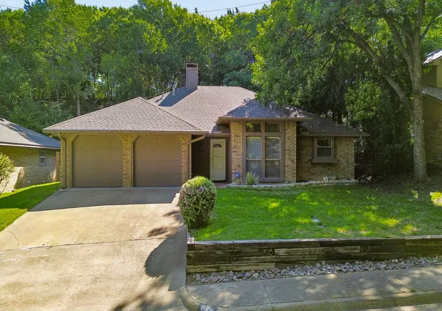 Photo 2 of Single family home for sale at 824 Cherlynne Dr, Cedar Hill, TX 75104 | MLS# 21344086 | Listing updated on 2026-08-01