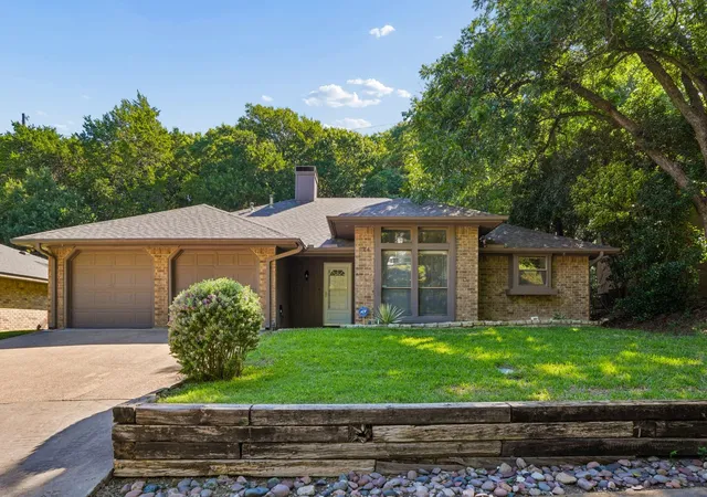 Photo 3 of Single family home for sale at 824 Cherlynne Dr, Cedar Hill, TX 75104 | MLS# 21344086 | Listing updated on 2026-08-01