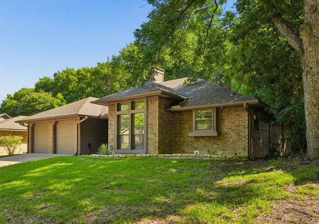 Photo 3 of Single family home for sale at 824 Cherlynne Dr, Cedar Hill, TX 75104 | MLS# 21344086 | Listing updated on 2026-08-01