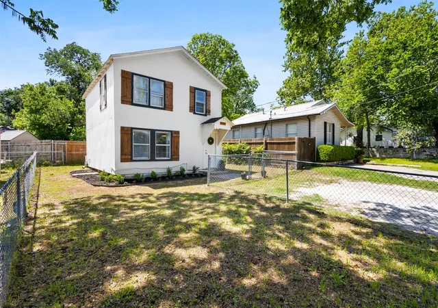 Photo 1 of Single family home for sale at 408 E Baylor St, Weatherford, TX 76086 | MLS# 21345125 | Listing updated on 2026-08-01