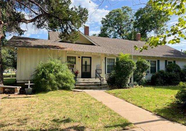 Photo 1 of Single family home for sale at 715 E Ikard St, Henrietta, TX 76365 | MLS# 21345412 | Listing updated on 2026-07-30