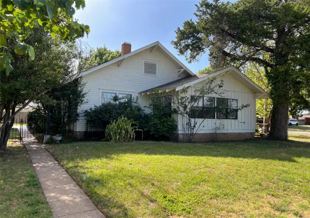 Photo 2 of Single family home for sale at 715 E Ikard St, Henrietta, TX 76365 | MLS# 21345412 | Listing updated on 2026-07-30