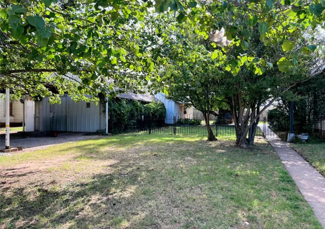 Photo 3 of Single family home for sale at 715 E Ikard St, Henrietta, TX 76365 | MLS# 21345412 | Listing updated on 2026-07-30