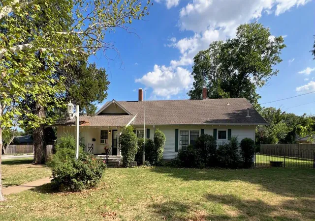 Photo 3 of Single family home for sale at 715 E Ikard St, Henrietta, TX 76365 | MLS# 21345412 | Listing updated on 2026-07-30
