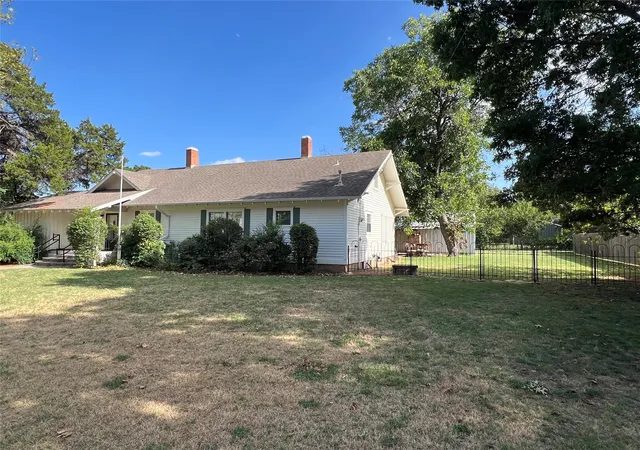 Photo 4 of Single family home for sale at 715 E Ikard St, Henrietta, TX 76365 | MLS# 21345412 | Listing updated on 2026-07-30
