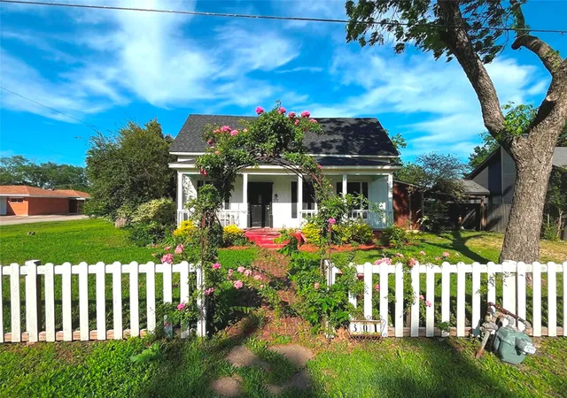 Photo 1 of Single family home for sale at 301 S Main St, Crandall, TX 75114 | MLS# 21345411 | Listing updated on 2026-10-02