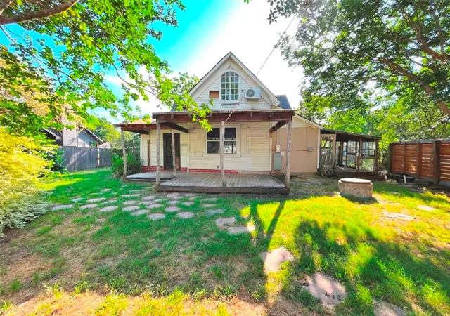 Photo 4 of Single family home for sale at 301 S Main St, Crandall, TX 75114 | MLS# 21345411 | Listing updated on 2026-10-02