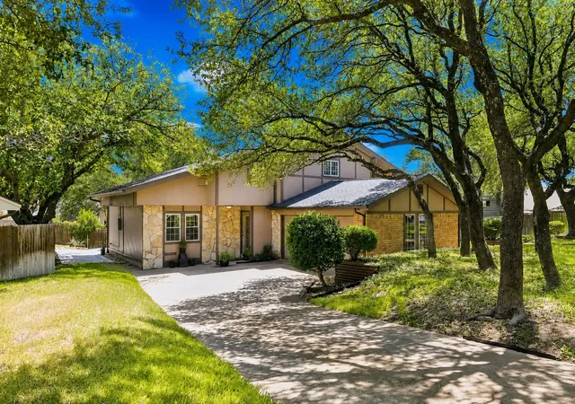 Photo 2 of Single family home for sale at 7504 Canyon Crest Ct, Fort Worth, TX 76179 | MLS# 21339966 | Listing updated on 2026-09-09
