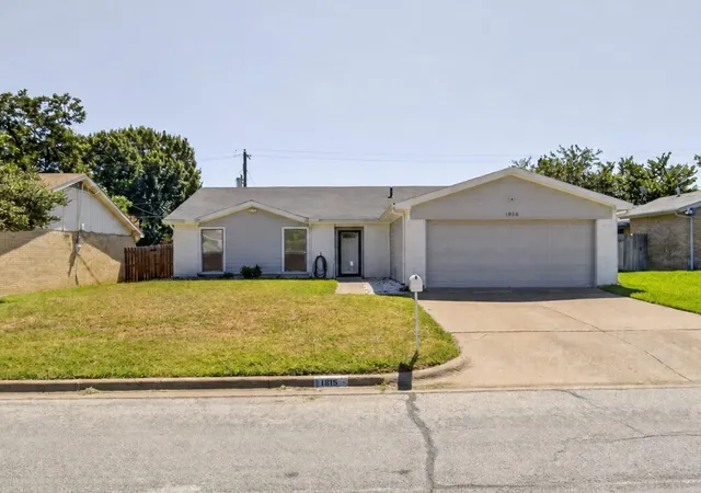 Photo 1 of Sale Pending at 1915 Lavon Creek Ln, Arlington, TX 76006 | MLS# 21336532 | Listing updated on 2026-09-08