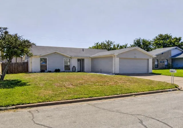 Photo 2 of Sale Pending at 1915 Lavon Creek Ln, Arlington, TX 76006 | MLS# 21336532 | Listing updated on 2026-09-08
