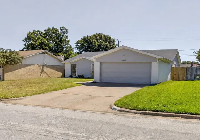 Photo 3 of Sale Pending at 1915 Lavon Creek Ln, Arlington, TX 76006 | MLS# 21336532 | Listing updated on 2026-09-08
